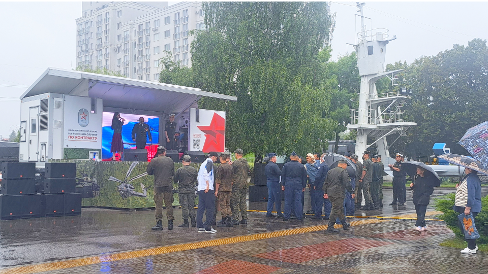 Множество людей пришло посетить праздник, несмотря на погоду