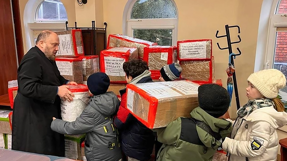 Школьники помогают грузить посылки