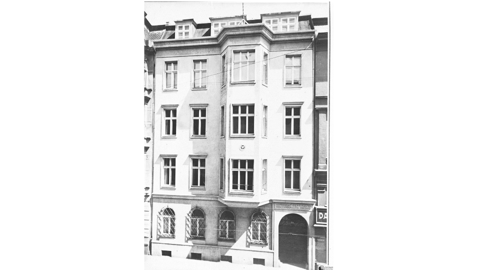 В день начала Второй мировой войны, 1 сентября 1939 года, в здании иностранных дипломатических представительств на улице Миттель-трагхайм, 24 (ныне – улица Пролетарская) в нарушение международного права нацистами были арестованы и направлены в концлагерь сотрудники польского консульства. В 1941 году, буквально за несколько дней до начала Великой Отечественной войны, консула СССР Евгения Киселёва, находившегося в этом же здании, срочно вызвали в Москву. Это спасло его от ареста, позже он станет заместителем Генерального секретаря ООН