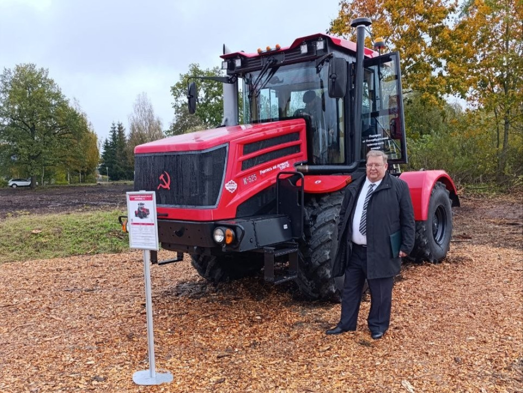 Трактор в подарок студентам Трактор в подарок студентам