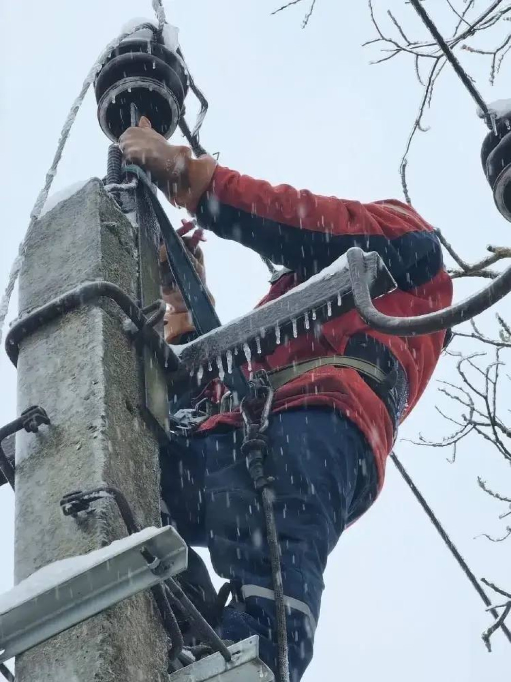 Из-за многочисленных аварий без света остаются почти 7 тысяч жителей