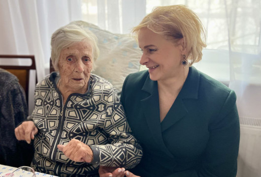 Шьёт для СВО, поёт в хоре