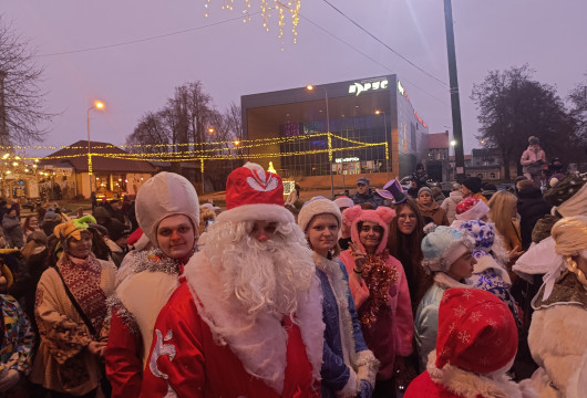 Что за праздник в дверь стучится?