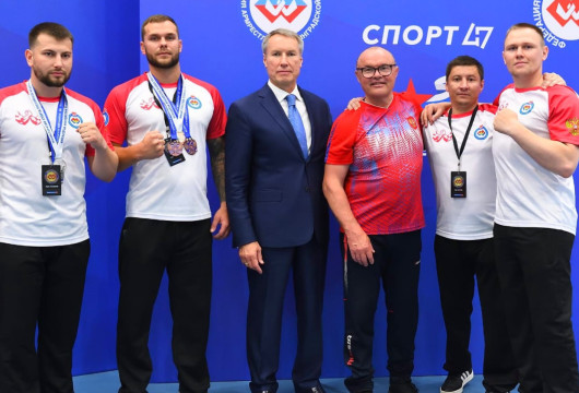 За победу поборолись на руках