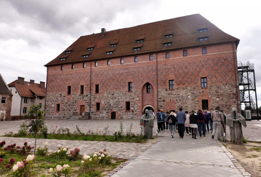 Самый старый и самый современный замок