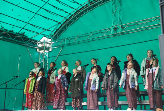 И, конечно, припевать лучше хором!