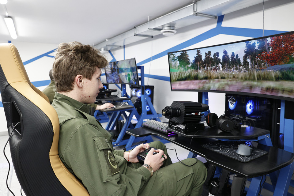 Лазерный бой и гонки дронов: в Калининграде появилась кибер-арена