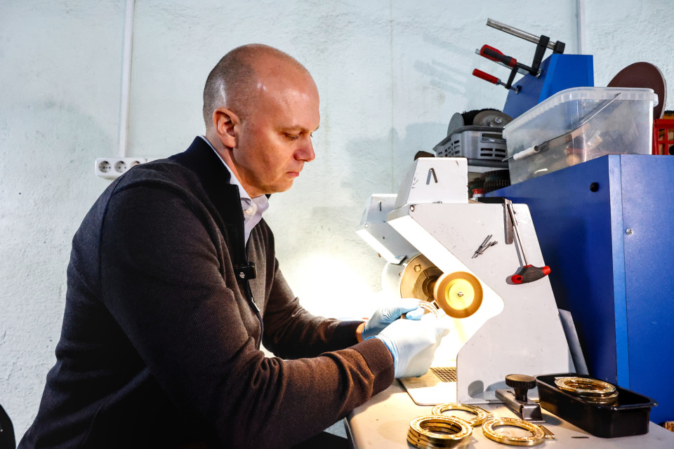 Как готовят янтарные медали?