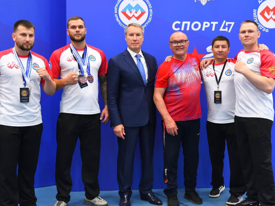 За победу поборолись на руках
