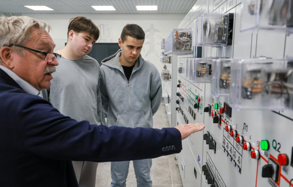 Кто учится, тот работает